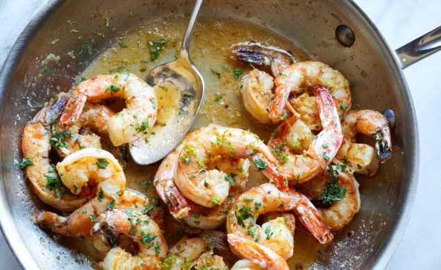 crevettes au gingembre dans une poêle