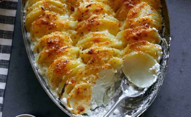 gratin de pommes de terre avec cuillère dans un plat au four
