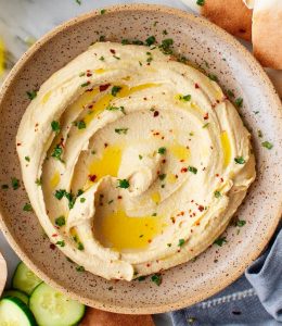 faire son houmous maison, servi avec de l'huile d'olive et des épices