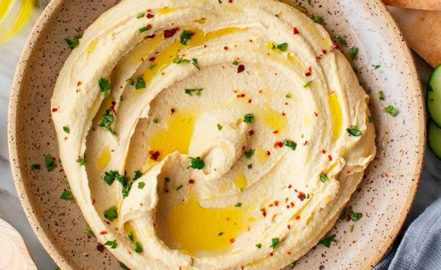 faire son houmous maison, servi avec de l'huile d'olive et des épices