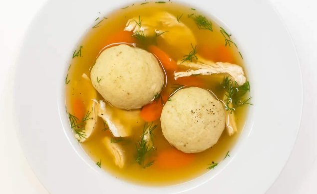 soup de boulettes avec des légumes dans une assiette creuse blanche