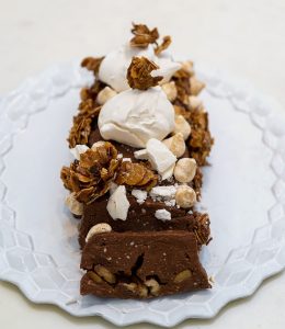 biche sur assiettes avec toopings d'amandes au caramel et méringues