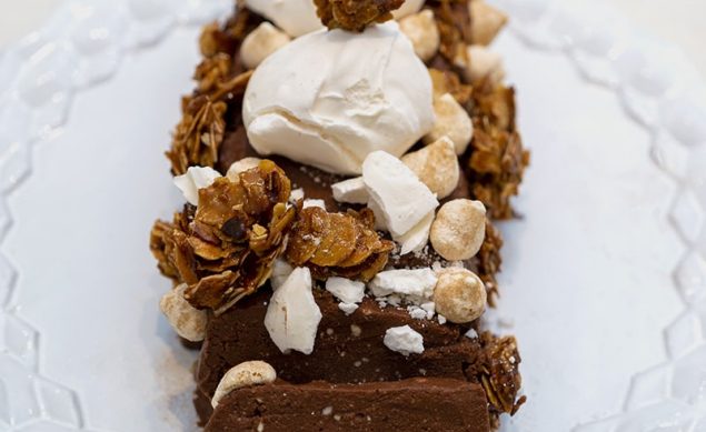 biche sur assiettes avec toopings d'amandes au caramel et méringues