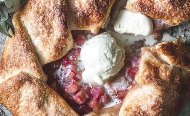 La classique tourte rustique à la rhubarbe