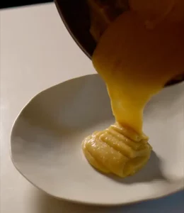 pommes de terre au miso coulant sur assiette