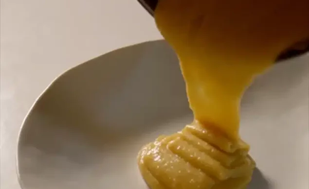 pommes de terre au miso coulant sur assiette