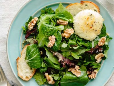 La salade au chèvre doré d’Alice Waters