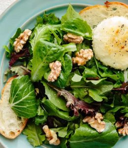La salade au chèvre doré d’Alice Waters