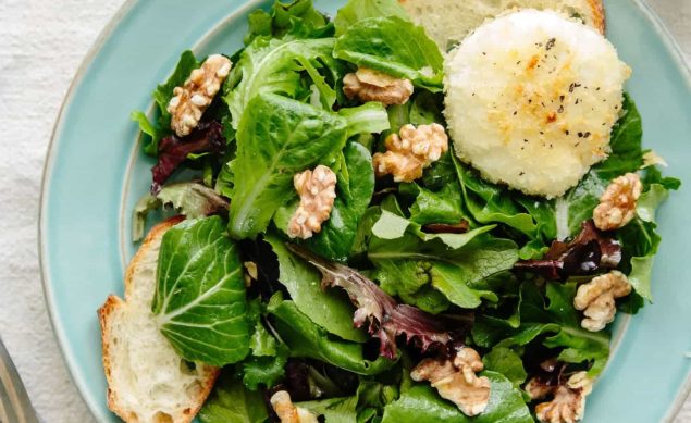 La salade au chèvre doré d’Alice Waters
