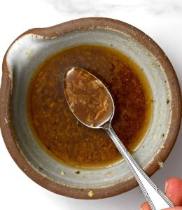 sauce à la sauce soja, avec cuillère dans un bol