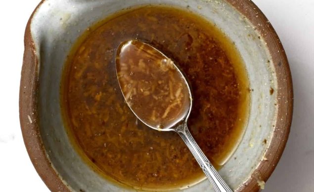 sauce à la sauce soja, avec cuillère dans un bol