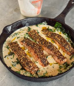 Saumon rôtis dans une poêle allant au four, dans une croûte d'épices, zaatar et sumac, sauce au tahini