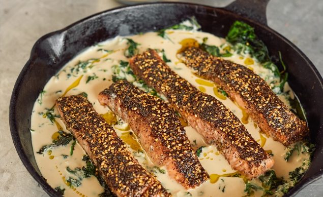 Saumon rôtis dans une poêle allant au four, dans une croûte d'épices, zaatar et sumac, sauce au tahini