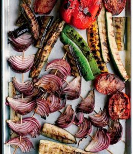 Légumes grillés avec des poivrons, des oignons rouges, des tomates, des aubergines et des courgettes