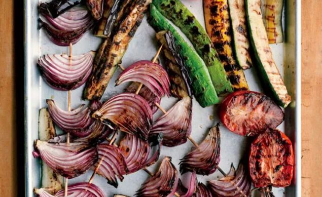 Légumes grillés avec des poivrons, des oignons rouges, des tomates, des aubergines et des courgettes