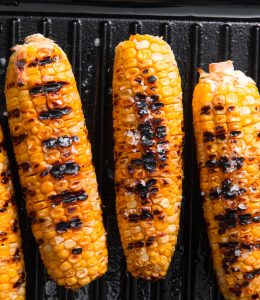 Maïs grillés au barbecue avec un peu de sel et du beurre