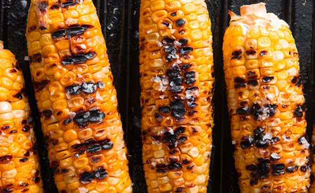Maïs grillés au barbecue avec un peu de sel et du beurre