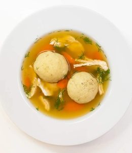 soup de boulettes avec des légumes dans une assiette creuse blanche
