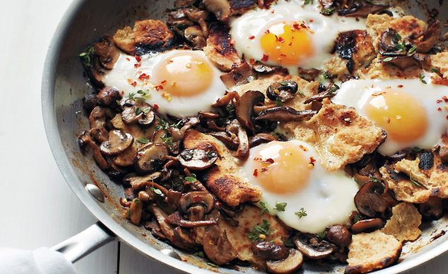 Poêlée oeufs au plat champignons