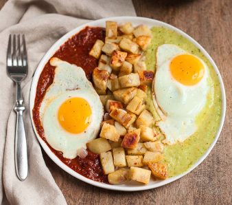 Oeufs divorcés et sauce verte