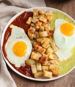 Oeufs divorcés et sauce verte