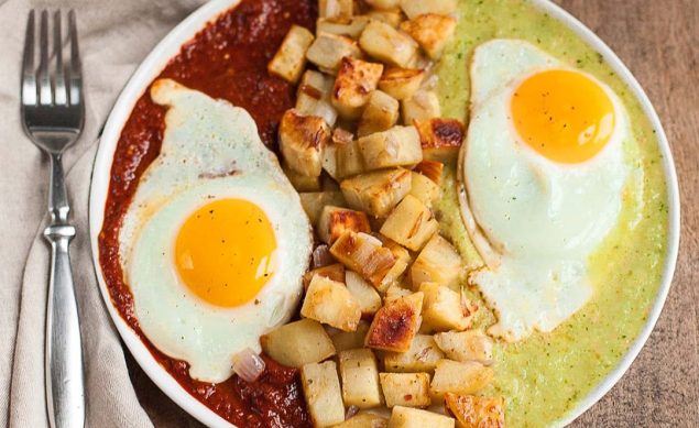 Oeufs divorcés et sauce verte