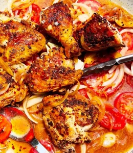 Poulet au vinaigre épicé avec de la tomate, des oignons et autres épices