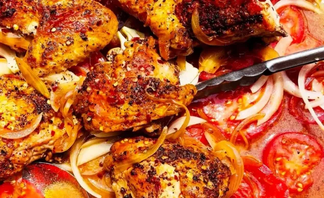 Poulet au vinaigre épicé avec de la tomate, des oignons et autres épices