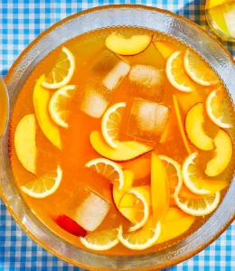 Punch maison servi dans un gros bol, avec des tranches de fruits