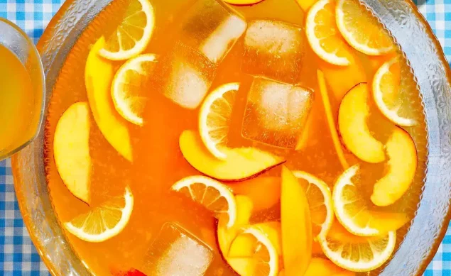 Punch maison servi dans un gros bol, avec des tranches de fruits