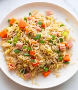 riz cantonais avec des oeufs, petits pois, carottes et cebette