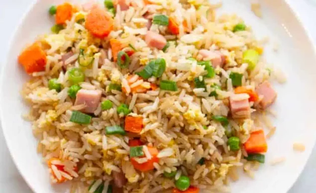 riz cantonais avec des oeufs, petits pois, carottes et cebette