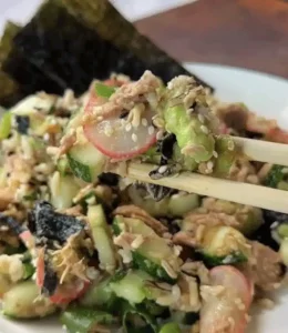 salade sushi avec des feuilles d'algues et des baguettes