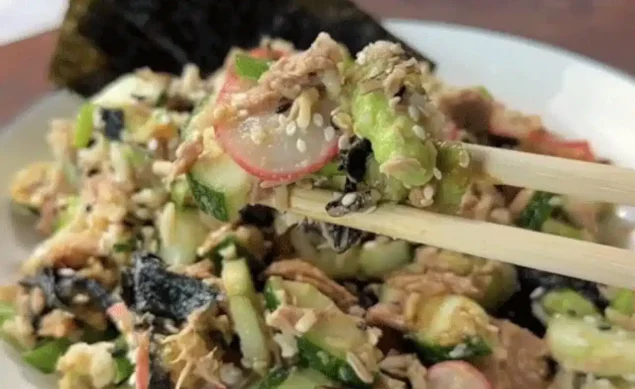 salade sushi avec des feuilles d'algues et des baguettes
