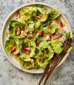 Salade verte, radis et jus de pomme d’Ottolenghi