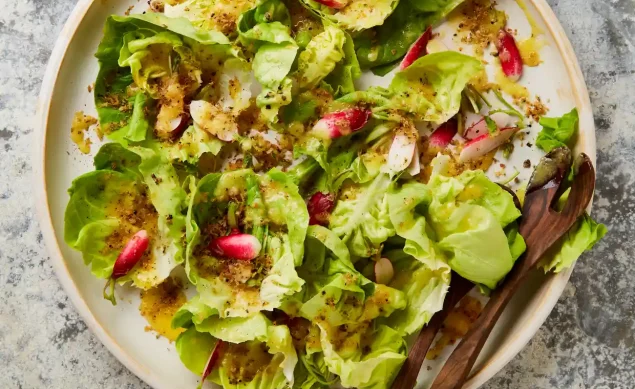 Salade verte, radis et jus de pomme d’Ottolenghi