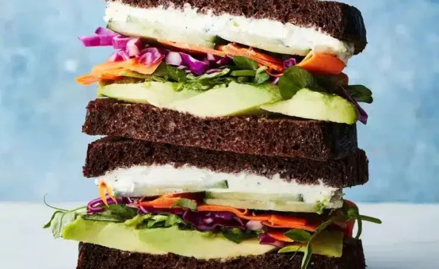 Sandwich veggie pique-nique avec de l'avocat, concombre, boursin et carotte et chou rouge.