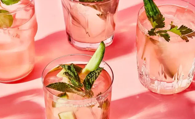 Sangria Rose, dans des verres avec des herbes comme basilic / menthe et des concombres