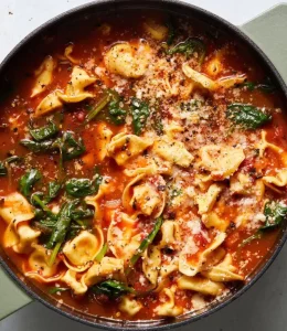 Soupe de tortellini dans un bol noir
