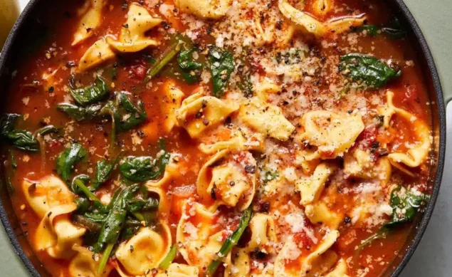 Soupe de tortellini dans un bol noir