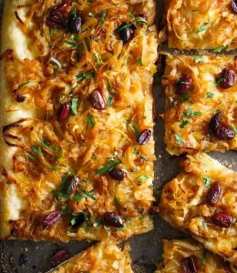 Tarte façon pissaladière avec une pâte à pizza, anchois, oignons et olives de Kalamata