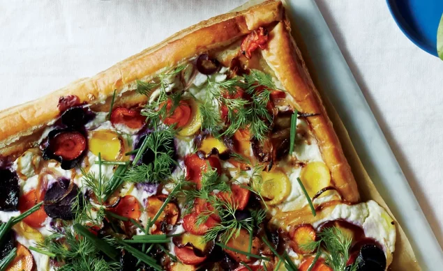 Tarte aux figues et aux légumes avec du yaourt et des herbes