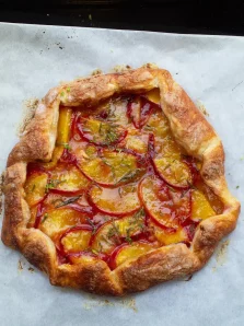 Tarte pêche, citron vert et romarin