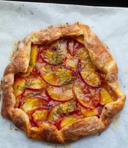 Tarte pêche, citron vert et romarin