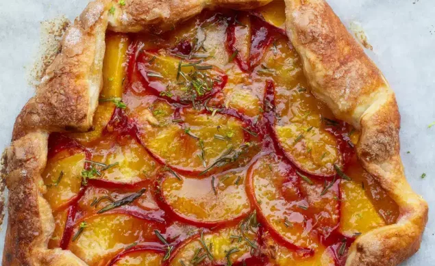 Tarte pêche, citron vert et romarin